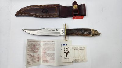 un couteau posé sur une feuille de papier