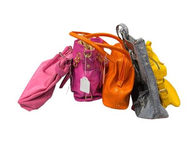 SYLVIO TOSSI 5 SACS à main de différents modèles. Le premier…