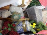 un tas d'objets posés sur une table