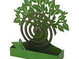une sculpture en papier représentant un arbre sur lequel est perché un oiseau