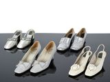six paires de chaussures argentées sont alignées sur une surface noire