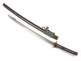 un vieux sabre de samouraï avec un manche en bois sur fond blanc