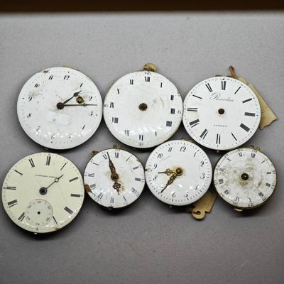 de nombreux types d'horloges différents posés sur la table