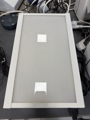 une photo d'un ordinateur portable posé sur une table