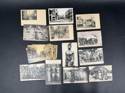 plusieurs vieilles photographies en noir et blanc de personnes et de bâtiments sur une table