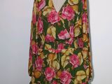 une robe de femme ornée de fleurs roses et jaunes, présentée sur un mannequin