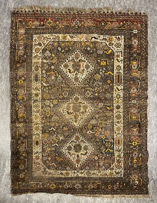 un tapis marron et beige orné d'un motif en médaillon