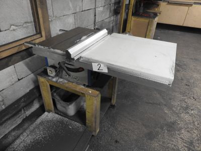a machine that is sitting on a table in a room