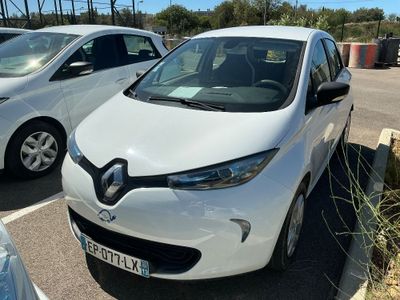 une voiture blanche garée dans un parking à côté d'autres voitures