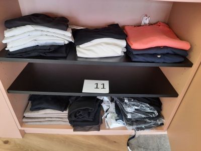 une étagère sur laquelle sont posés de nombreux vêtements