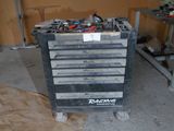 un chariot à outils sur lequel sont posés de nombreux outils, dans un garage