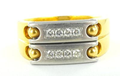 deux alliances en or jaune et en or blanc, ornées de diamants