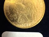 l'image d'une pièce d'or sur un fond noir, à côté d'une étiquette