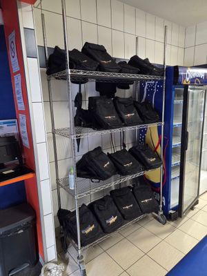 de nombreux sacs sur les étagères du magasin