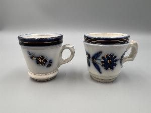 Paire de tasses "brûlots" en porcelaine ou faïence fine, dat…