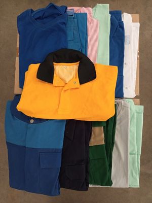 plusieurs polos et pantalons pour homme disposés sur une table