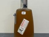 une bouteille d'alcool posée sur un comptoir, avec une étiquette dessus