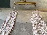 deux morceaux de tissu posés par terre à côté d'une chaise