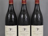 trois bouteilles de vin sont alignées sur une table