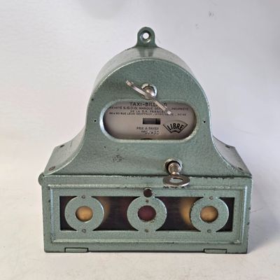 une petite horloge posée sur une table