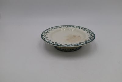 GIEN, Modèle MONTIGNY Plat à gateaux en faience sur piédouch…