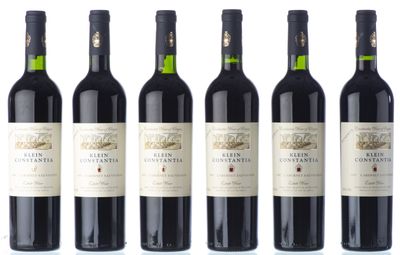 six bouteilles de vin rouge sont alignées