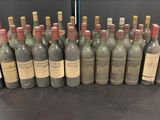 plusieurs bouteilles de vin sont alignées sur une table