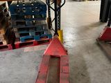 deux skis posés sur une palette dans un entrepôt