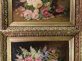 deux tableaux représentant des fleurs, encadrés d'or, accrochés au mur