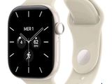 une Apple Watch blanche avec un cadran noir et un bracelet blanc
