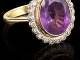 une bague avec une amethoralite ovale et un diamant