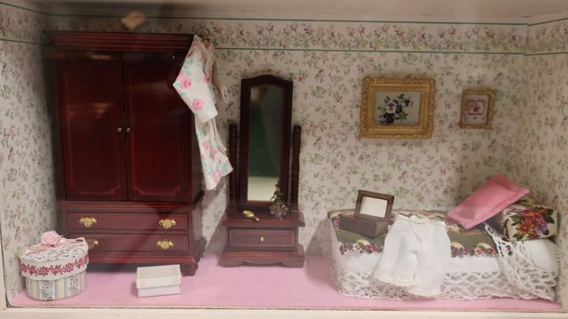 Diorama. Composition miniature, dans une vitrine en bois, vitre e...