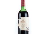 bouteille de vin rouge sur fond blanc sur fond blanc