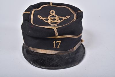 un chapeau noir orné d'un emblème doré