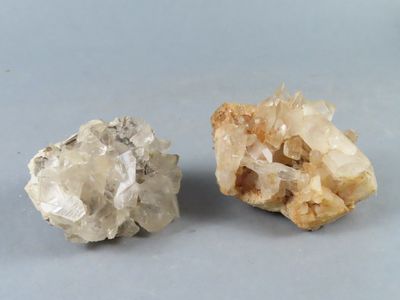 deux morceaux de quartz sur une surface grise