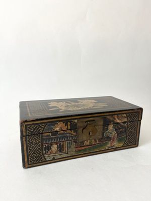 COFFRET en bois laqué noir à décor de scènes de genre.