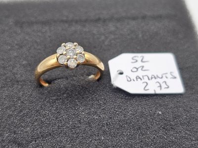 gros plan d'une bague en or ornée de trois diamants