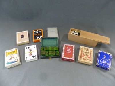 de nombreux jeux de cartes différents disposés sur une table