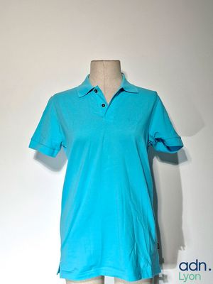 un polo bleu sur un mannequin, un mannequin, un mannequin, un mannequin, un mannequin, un mannequin, un mannequin, un mannequin, un mannequin