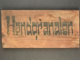 une pancarte en bois sur laquelle est écrit « handbrain »