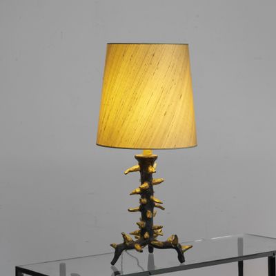 une photo d'une table en verre sur laquelle est posée une lampe