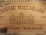une boîte en bois sur laquelle est apposée une étiquette de vin