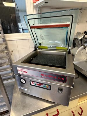 une machine posée sur le comptoir d'une cuisine