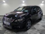 la voiture noire est garée sur un sol en damier dans le garage