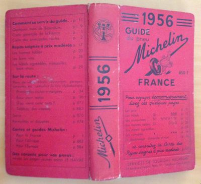un vieux livre à la couverture rose posé sur une table