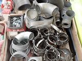 une boîte contenant de nombreux types de tuyaux et de raccords différents