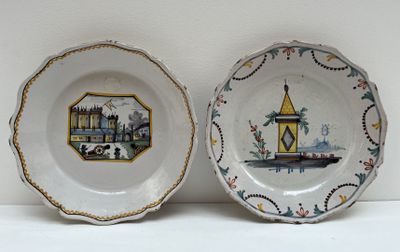 deux assiettes avec des motifs sont posées sur une table