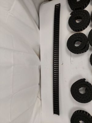 beaucoup de biscuits disposés sur une assiette blanche