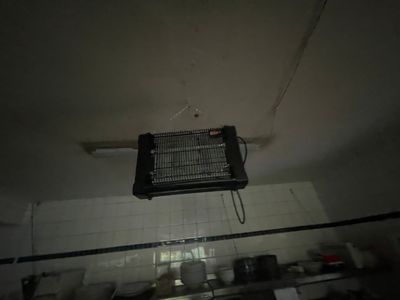 une cage à oiseaux suspendue au plafond d'une cuisine