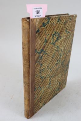 un vieux livre posé sur une table, avec une étiquette de prix dessus